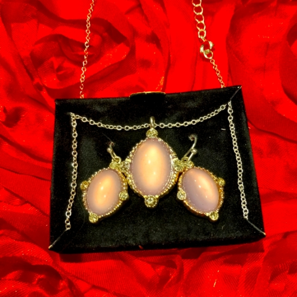 Earrings and necklace pendant beautiful 😍